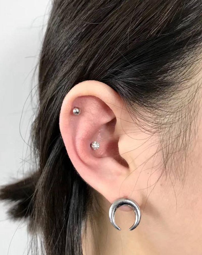 耳骨钉穿刺纹身图片_耳朵钉穿孔纹身图案