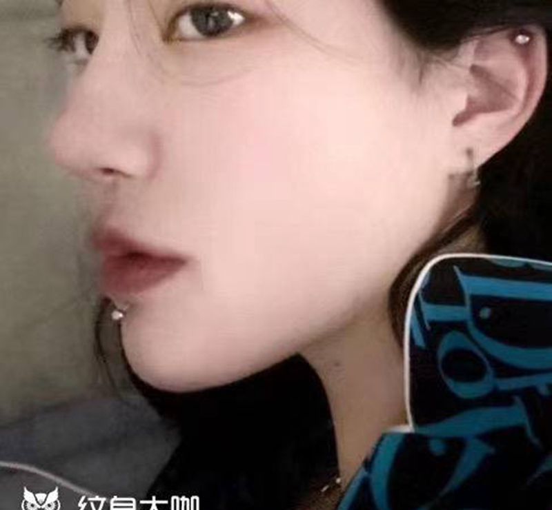 唇钉穿刺纹身图片_唇钉穿孔纹身图案