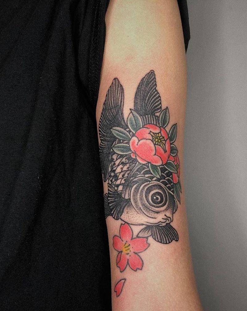 金鱼遮盖纹身图片_手臂金鱼纹身图案