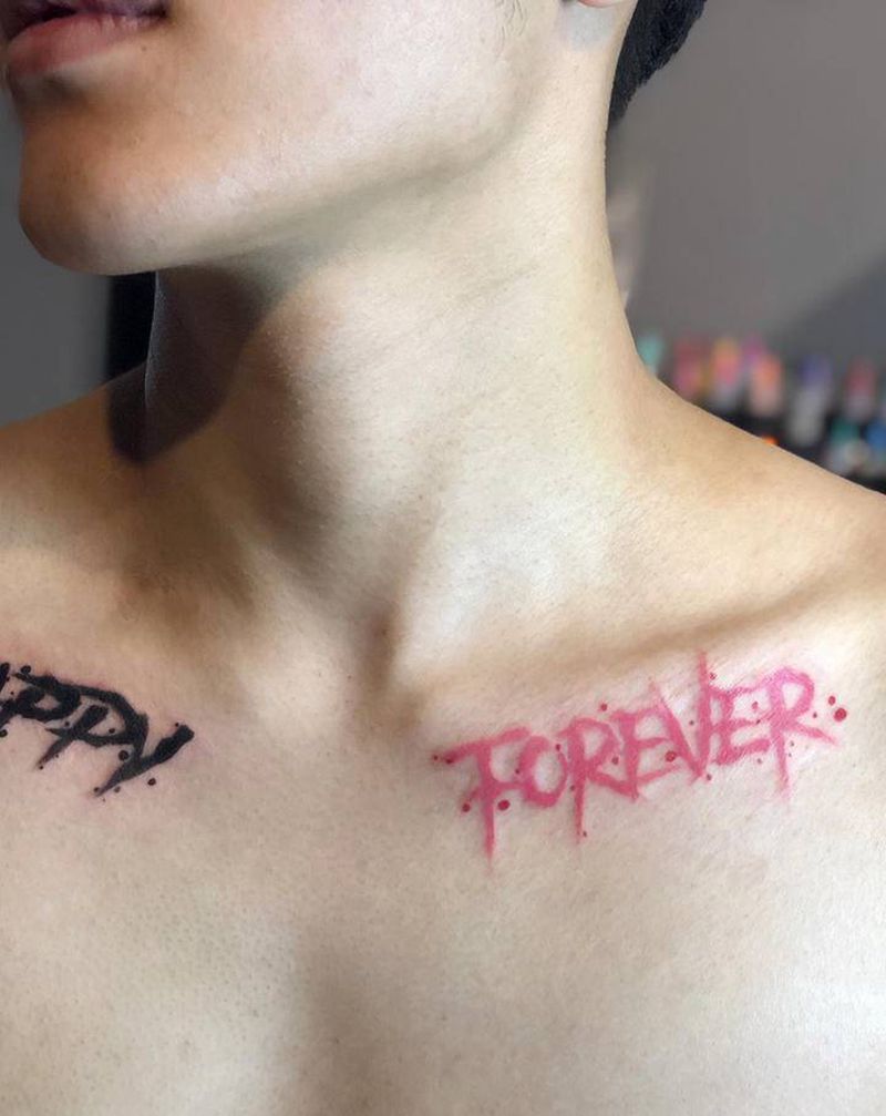 永远快乐纹身图片_肩部手臂花体字纹身图案