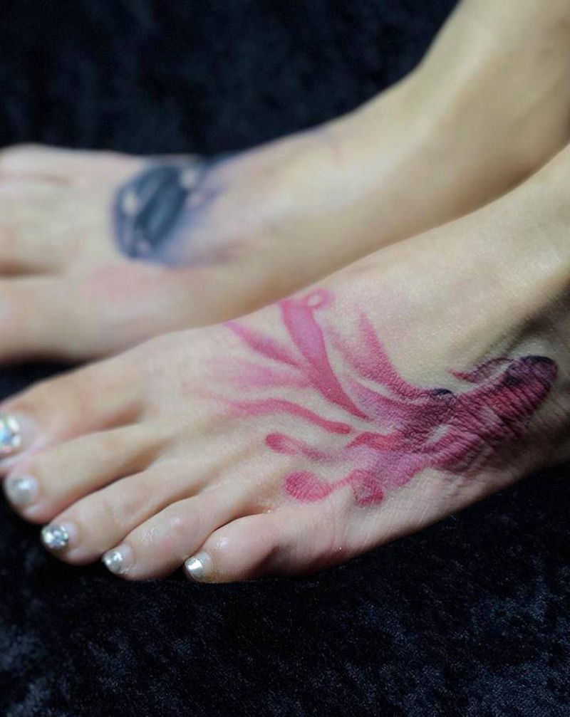 阴阳鱼纹身图片_脚部水墨纹身图案