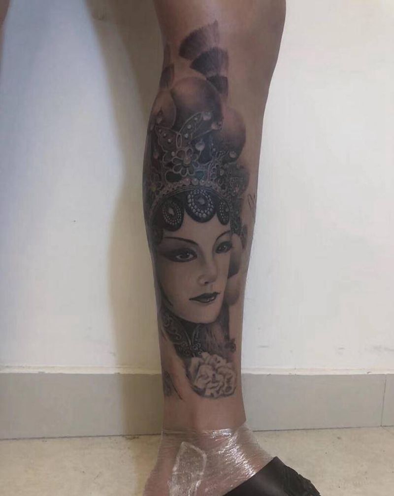 小腿刀马旦纹身图片_腿部欧美写实纹身图案