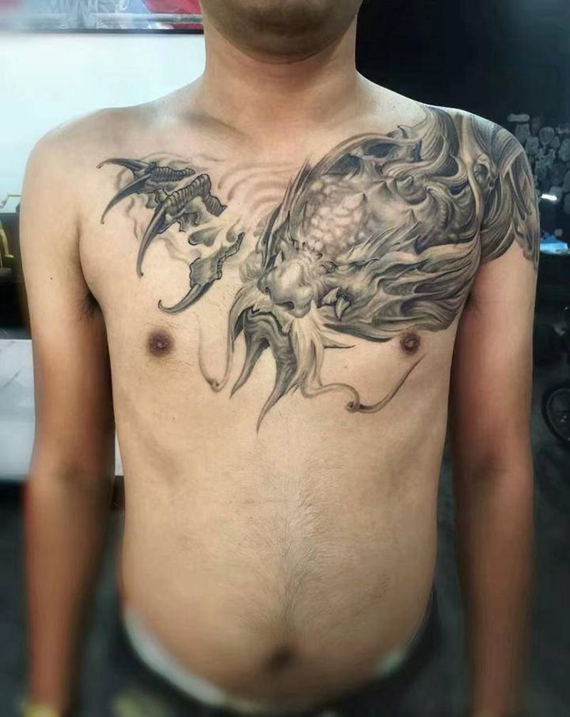 写实龙纹身图片_胸部欧美写实纹身图案