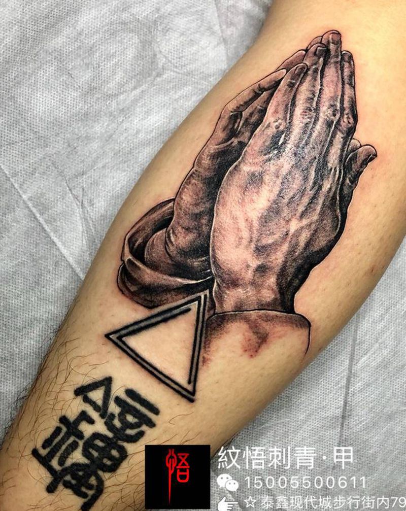 祈祷之手纹身图片_腿部欧美写实手纹身图案