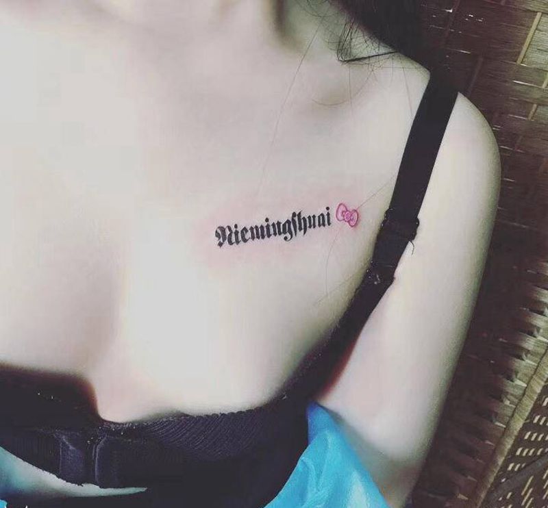 胸口小字母纹身图片_胸部点刺几何字母纹身图案