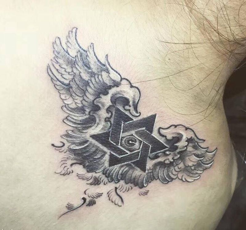 又一个小翅膀纹身图片_背部新传统老传统纹身图案