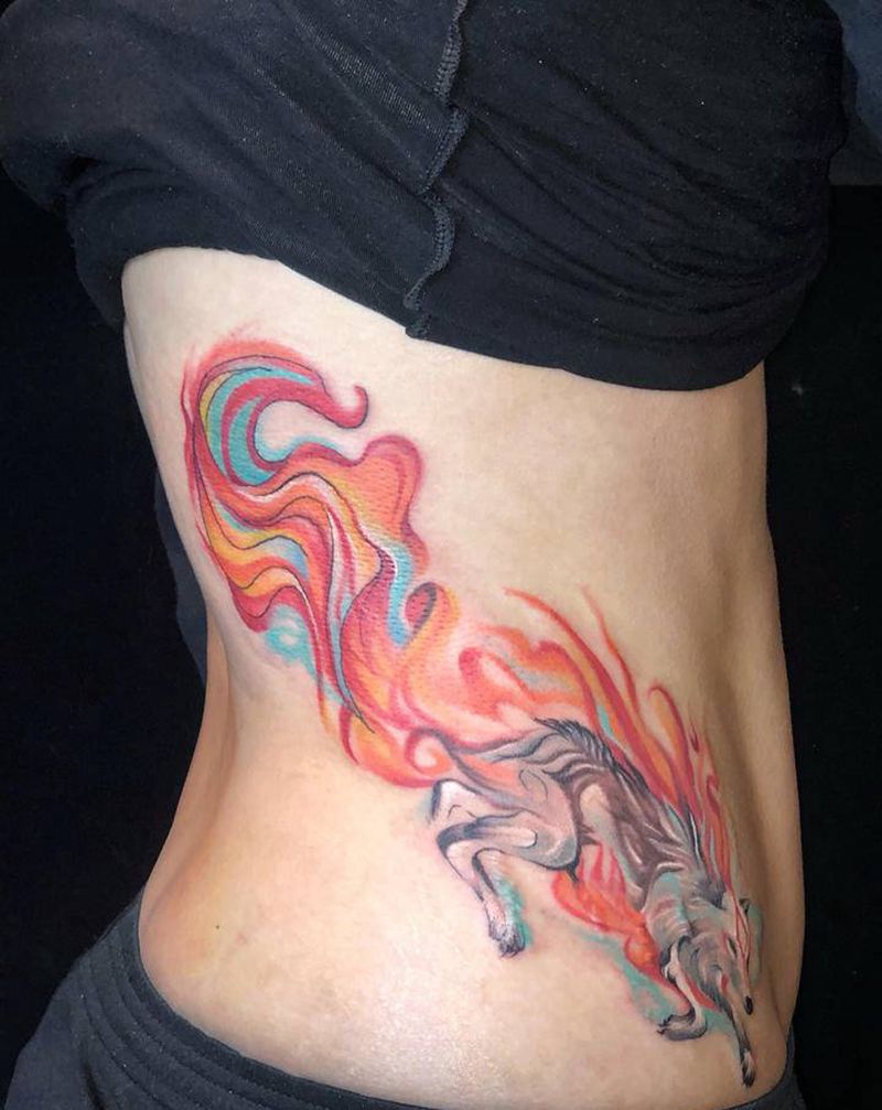 九尾神狐纹身图片_腰部水彩纹身图案