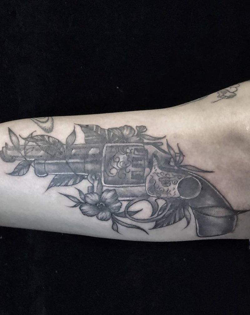 暗黑手枪纹身图片_手臂Old School纹身图案
