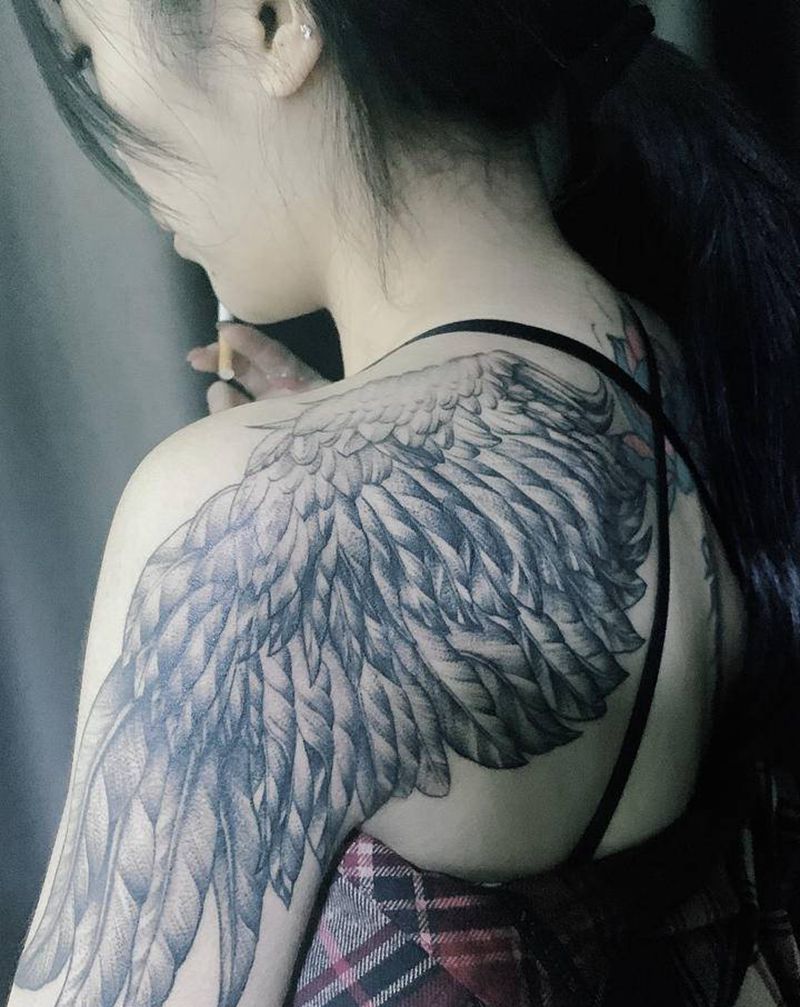 翅膀纹身图片_肩部点刺纹身图案