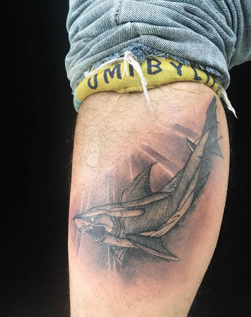 鲨鱼鱼纹身图片_腿部点刺New School纹身图案