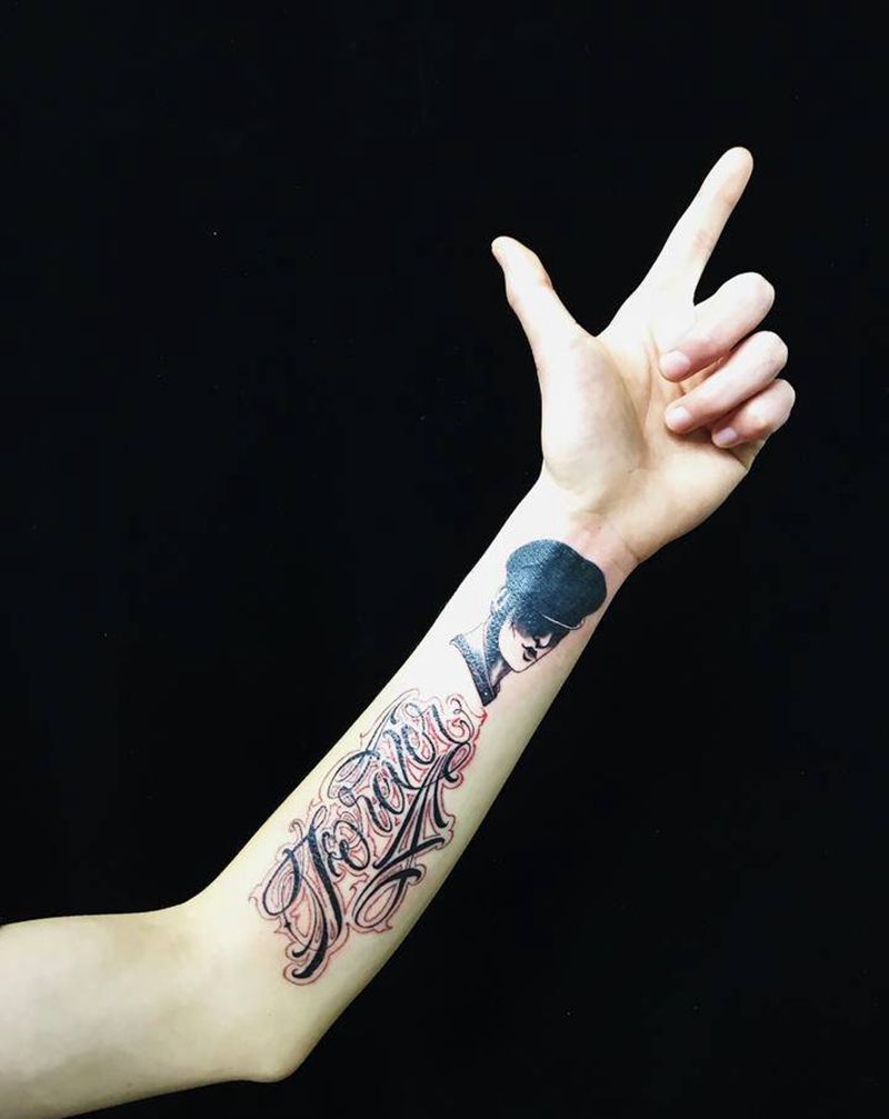 盖图花体字纹身图片_手臂New School花体字纹身图案