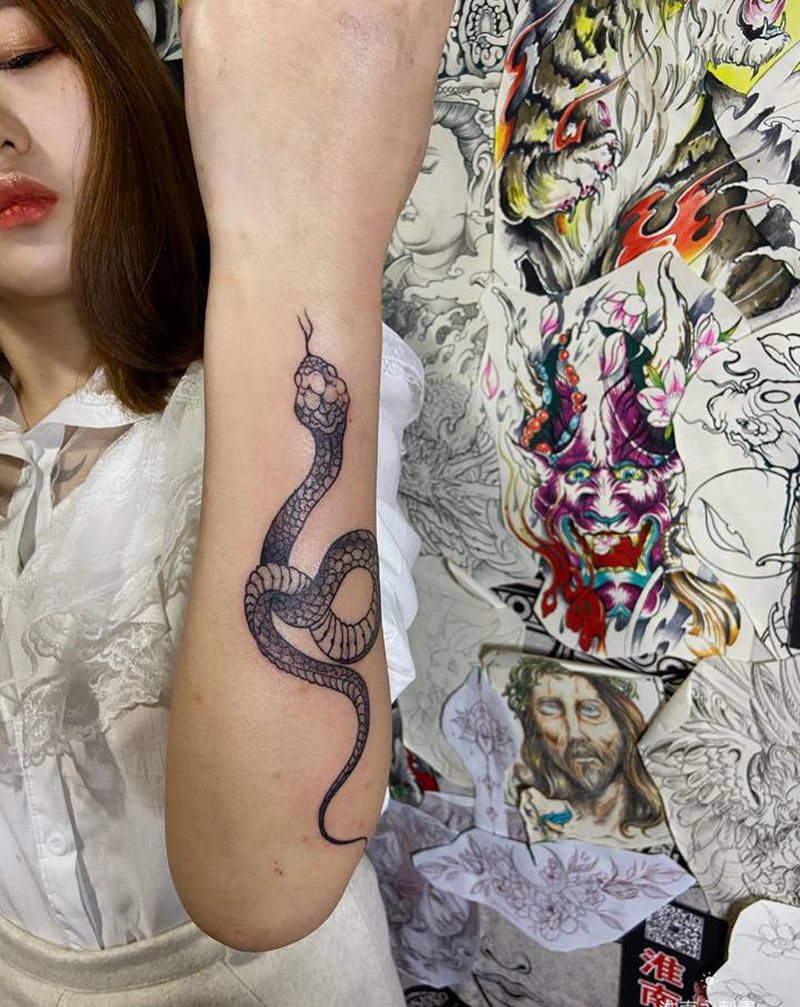 小蛇纹身图片_点刺纹身图案