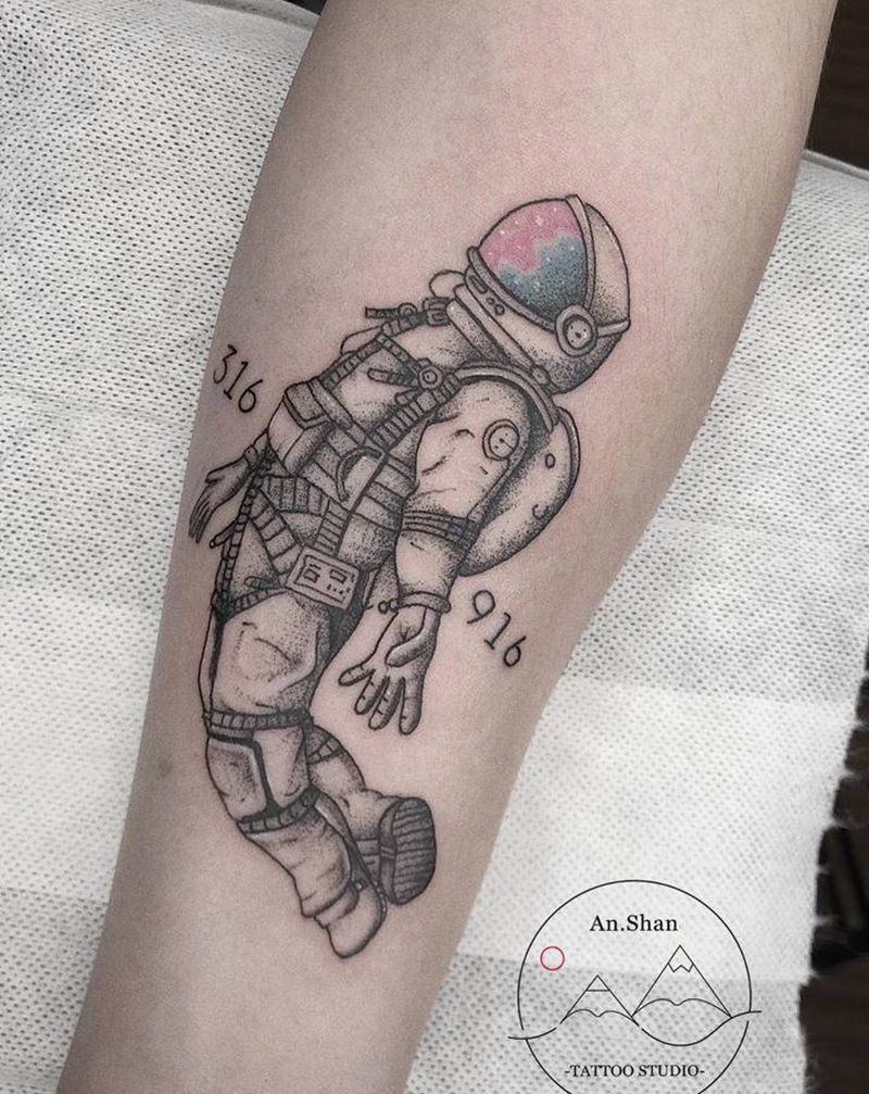 宇航员纹身图片_手臂点刺纹身图案