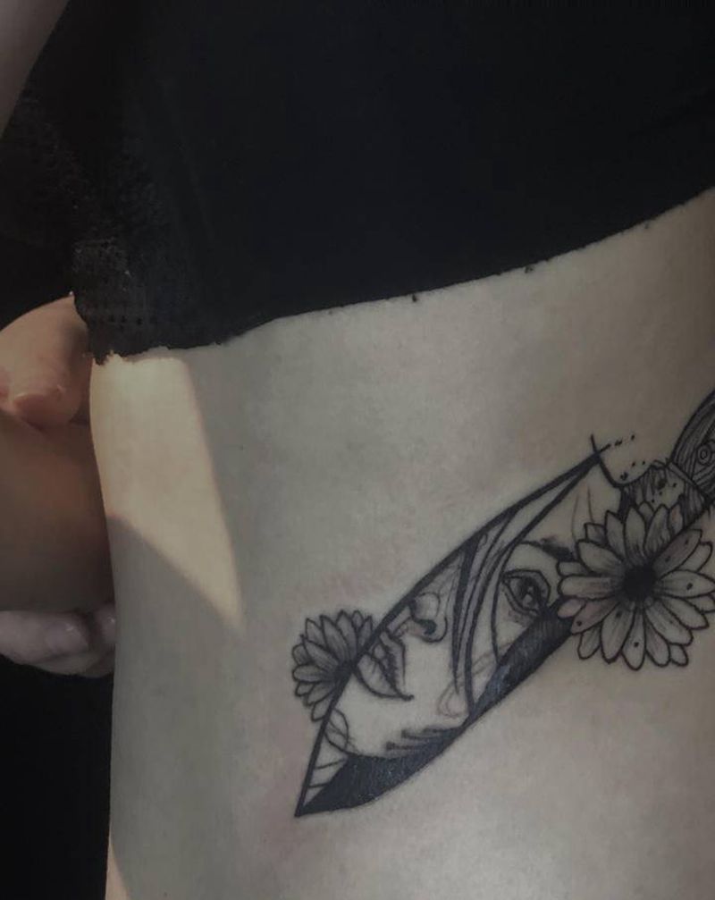 匕首纹身图片_腰部纹身图案