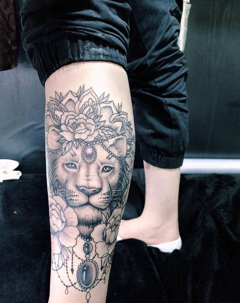 狮子纹身图片_腿部欧美写实点刺纹身图案