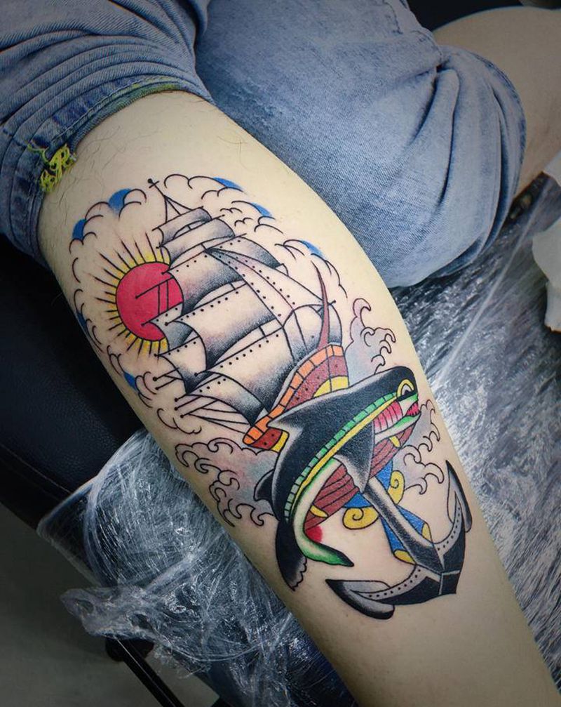 小帆船与鲨鱼纹身图片_腿部纹身图案