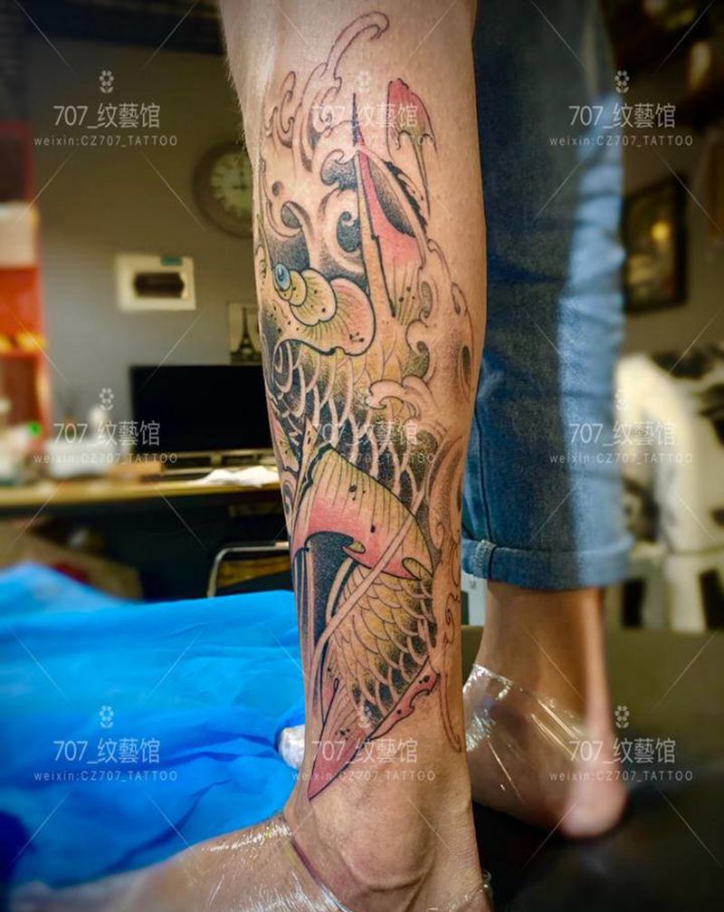 小腿鲤鱼纹身图片_腿部新传统纹身图案