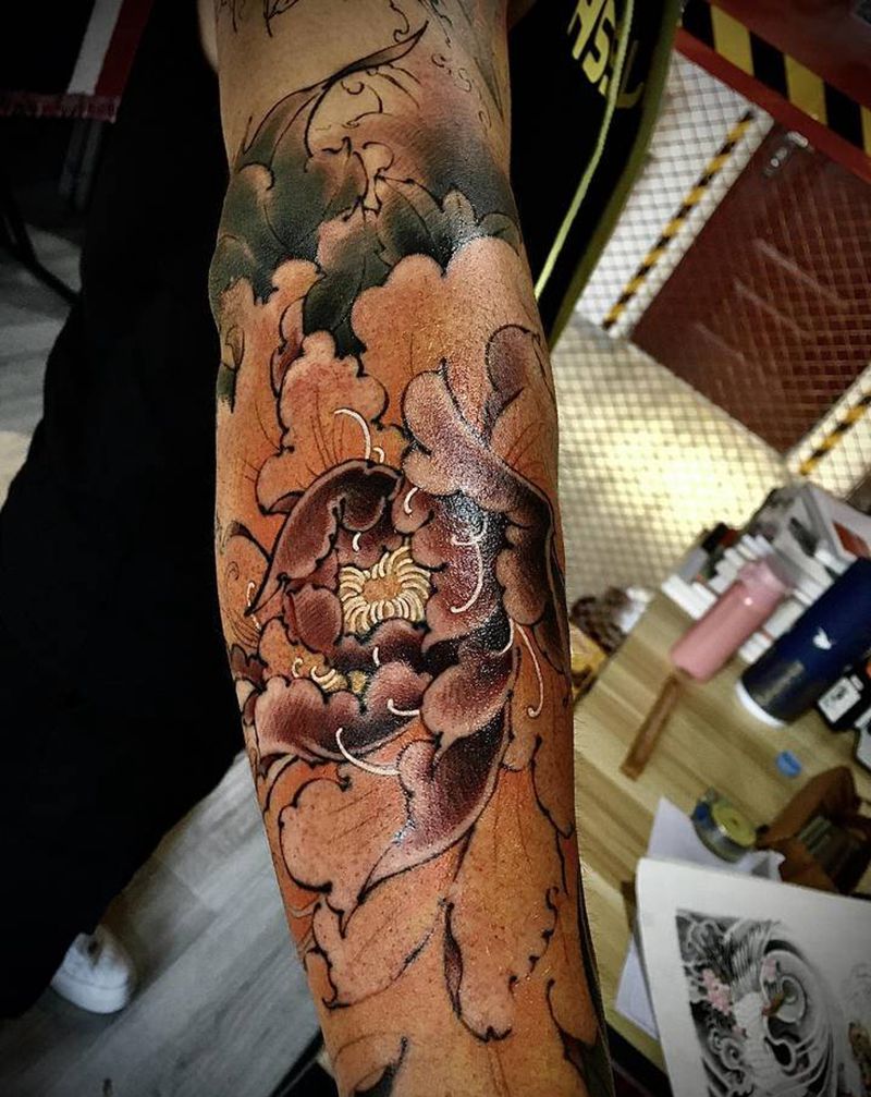 小臂牡丹未完成纹身图片_手臂新传统纹身图案