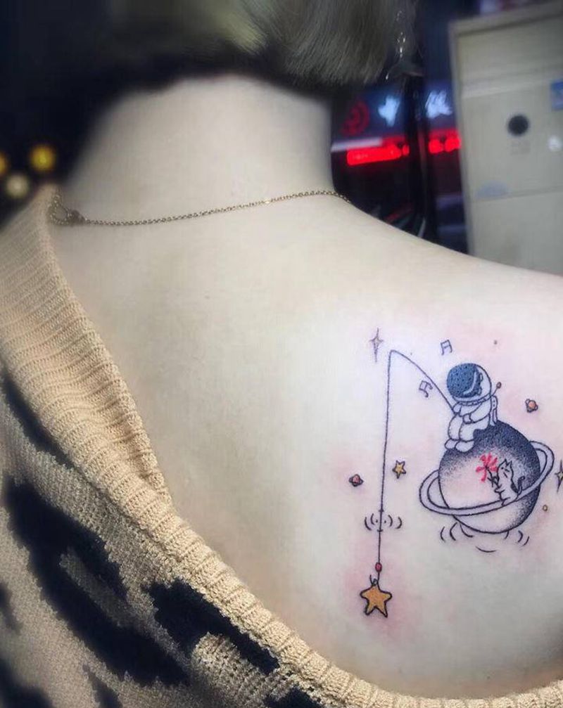 宇航员纹身图片_肩部小清新纹身图案