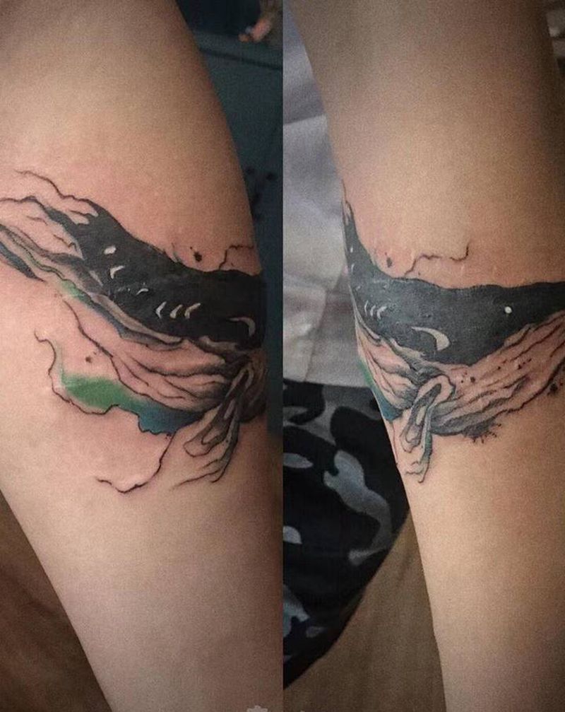 鲸纹身图片_手臂水彩纹身图案
