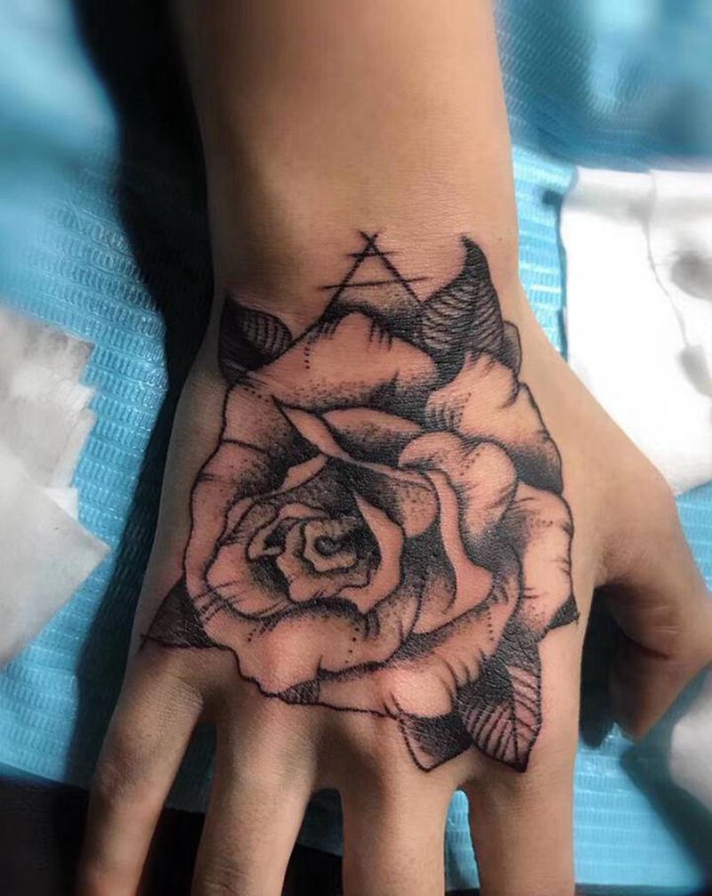 玫瑰纹身图片_手部点刺纹身图案