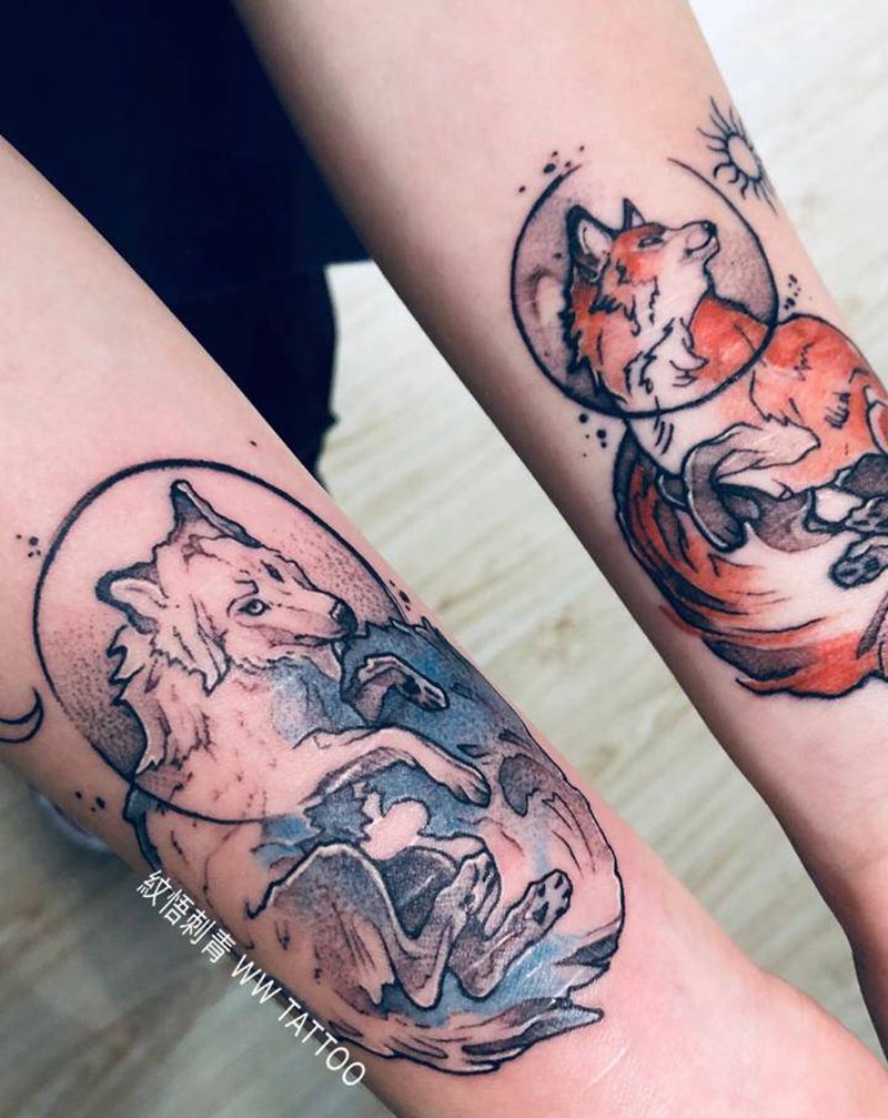 《冰与火》纹身图片_手部手臂点刺水彩狼狐狸动物纹身图案