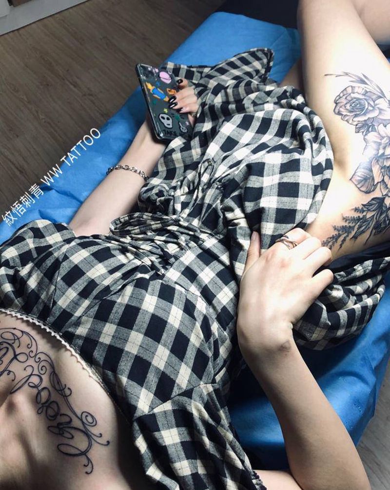 素花纹身图片_胸部腿部花体字点刺素花纹身图案