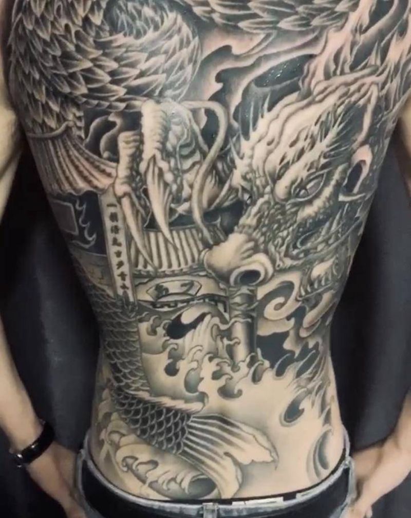 鲤鱼跳龙门纹身图片_背部新传统纹身图案