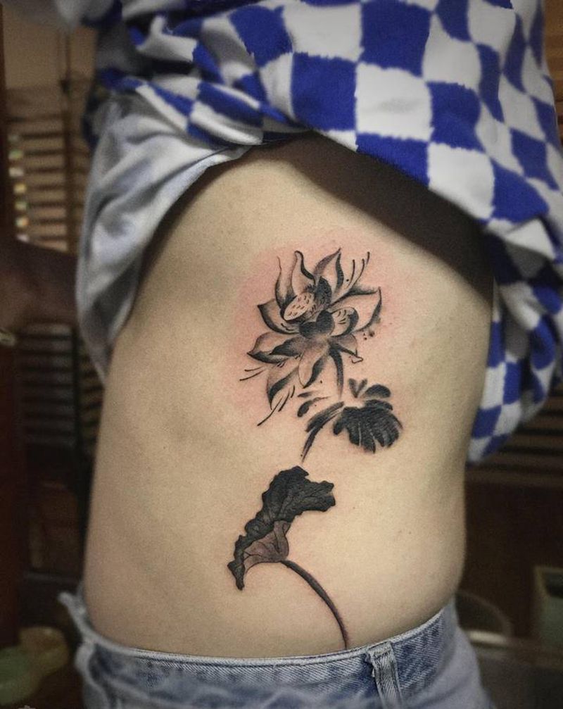 一花一世界纹身图片_腰部水墨纹身图案