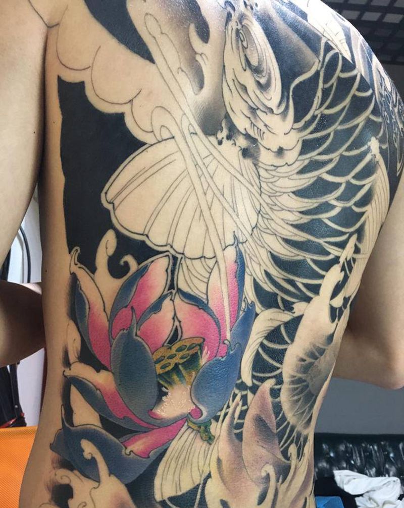 满背鱼鱼鱼纹身图片_背部新传统纹身图案