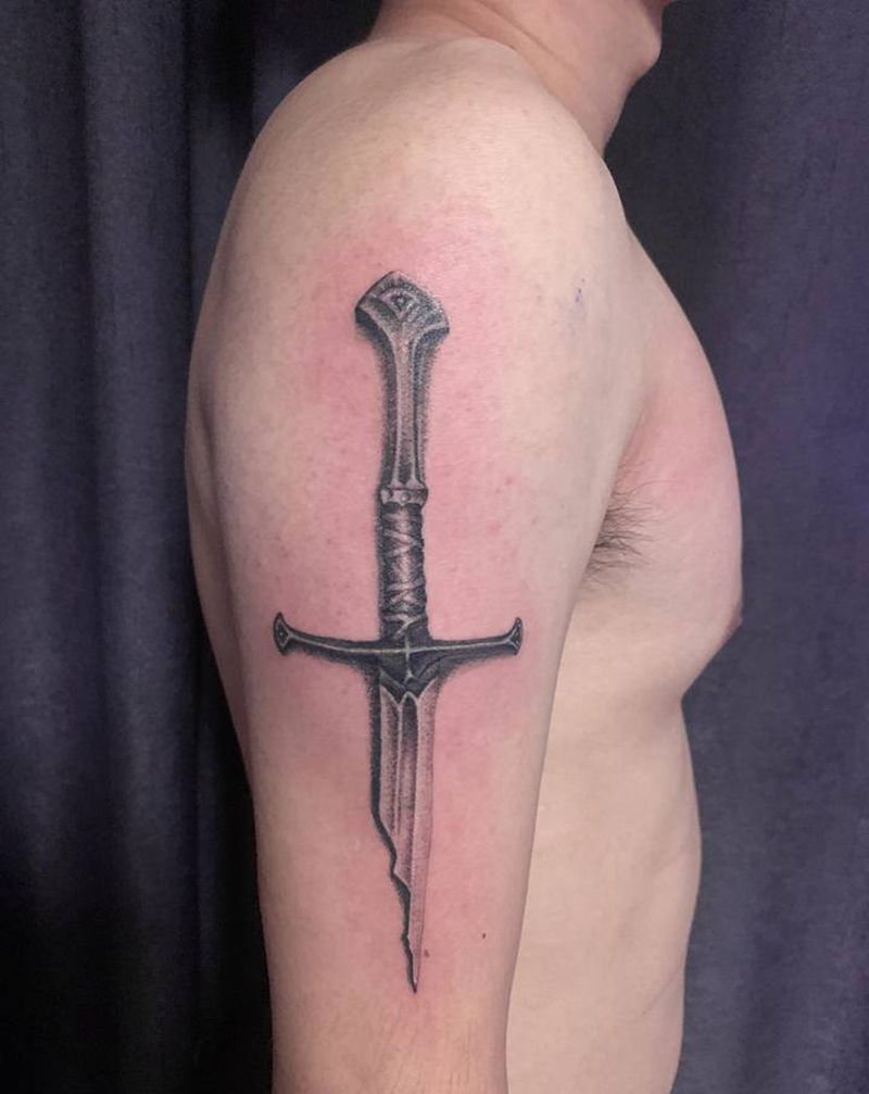 短剑纹身图片_手臂欧美写实纹身图案