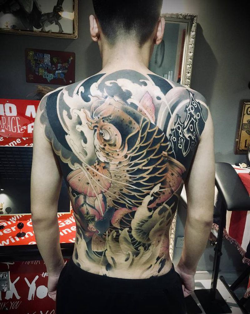 满背招财大鲤鱼完成纹身图片_背部新传统纹身图案