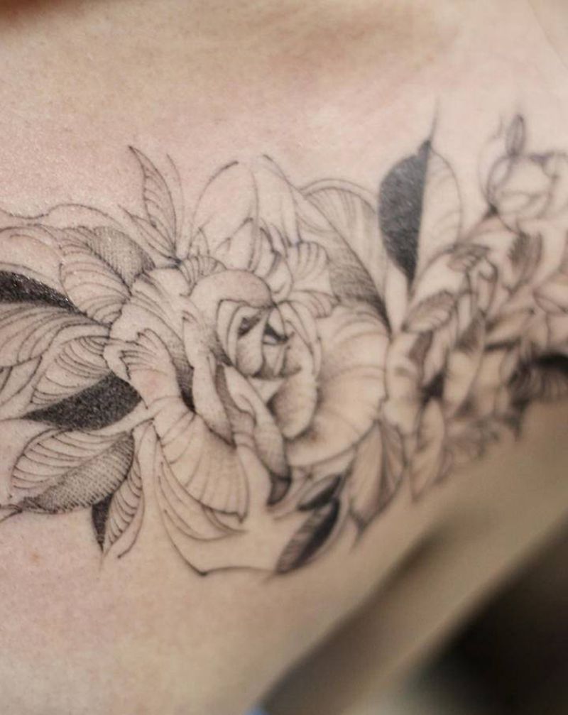 胸口素花纹身图片_胸部纹身图案