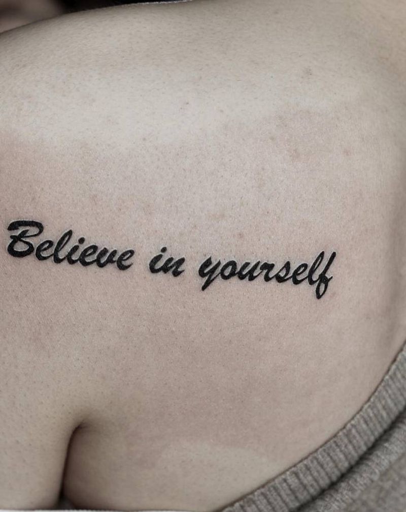 肩膀小字母纹身图片_肩部花体字纹身图案