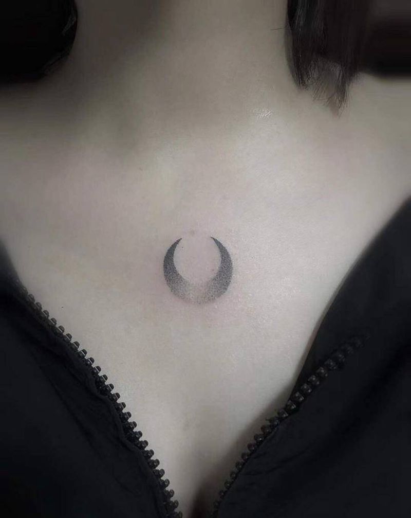 小月亮纹身图片_胸部点刺小清新纹身图案
