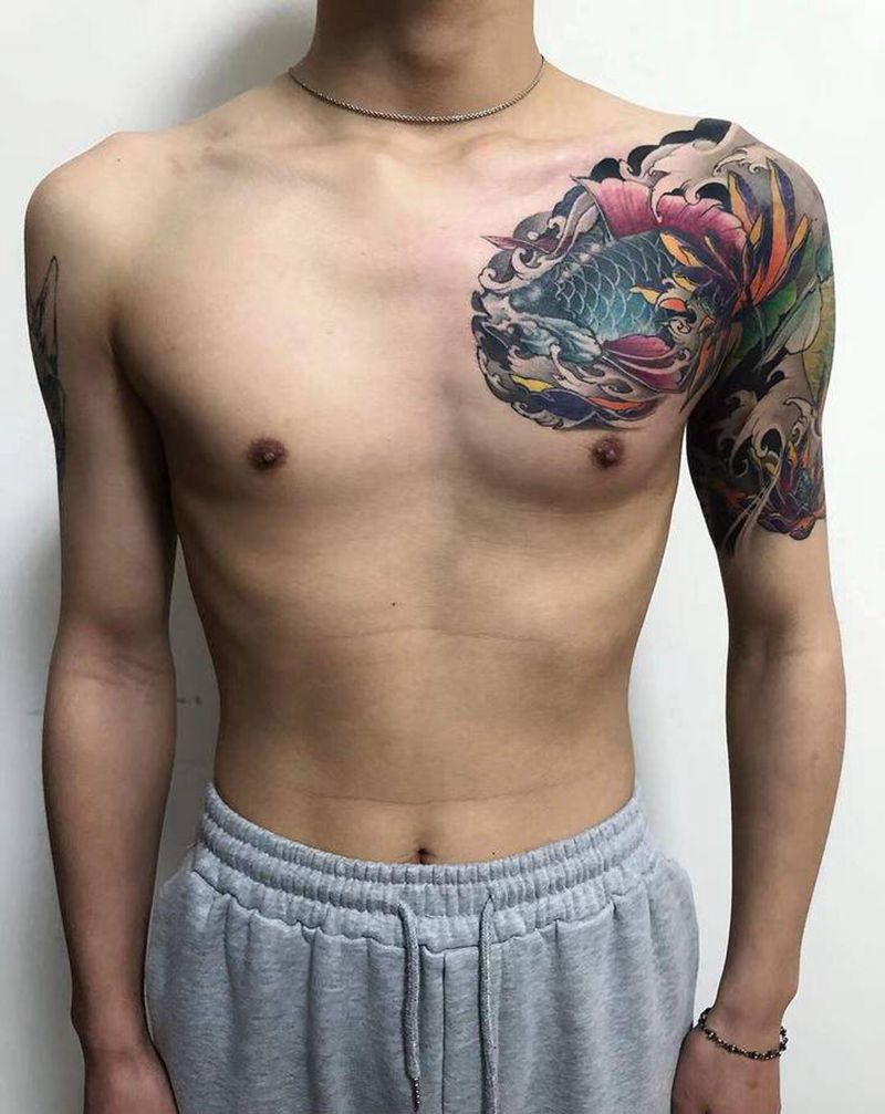双鱼半甲纹身图片_胸部手臂新传统鱼 荷花纹身图案