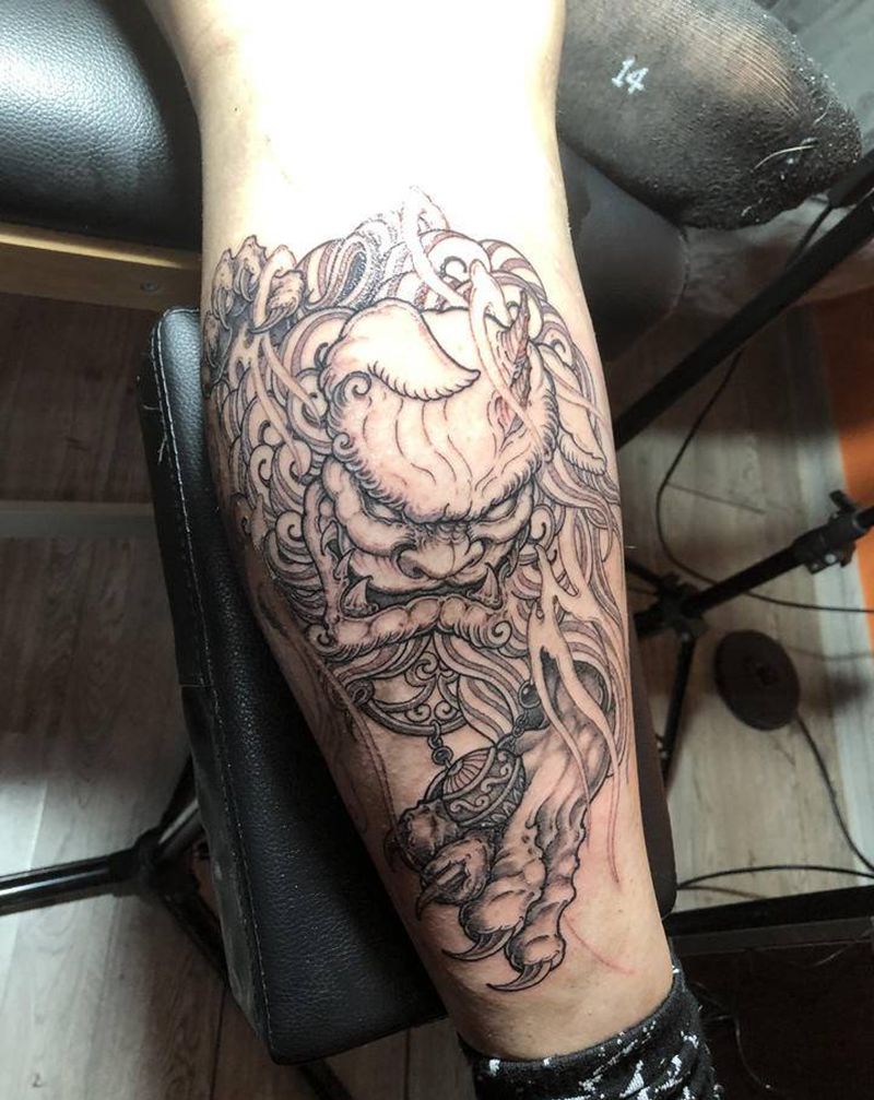 21年5月黑灰作品纹身图片_腿部新传统唐狮纹身图案