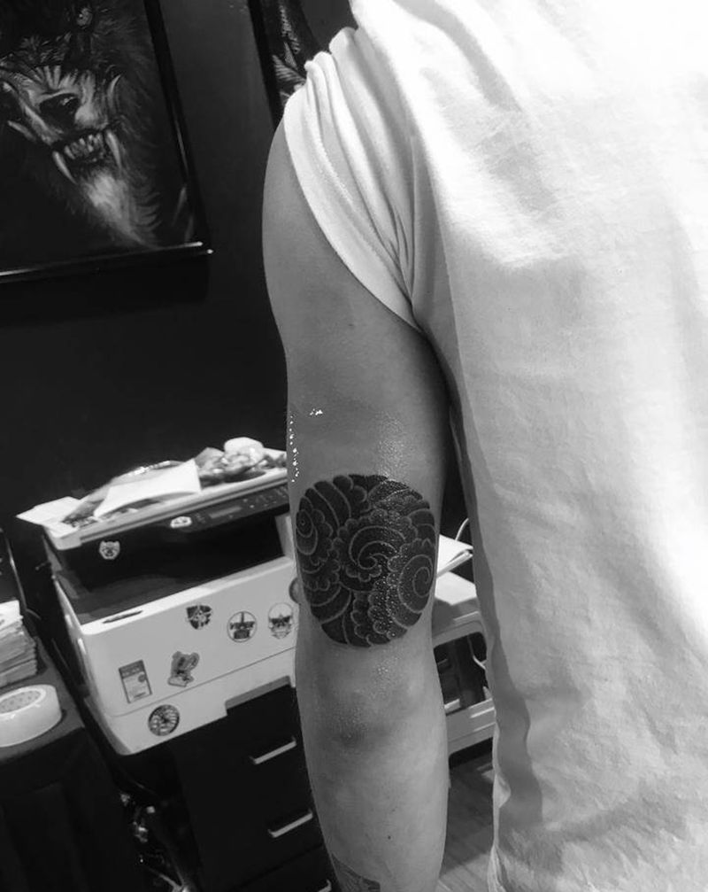 圆圈⭕️纹身图片_手臂新传统纹身图案