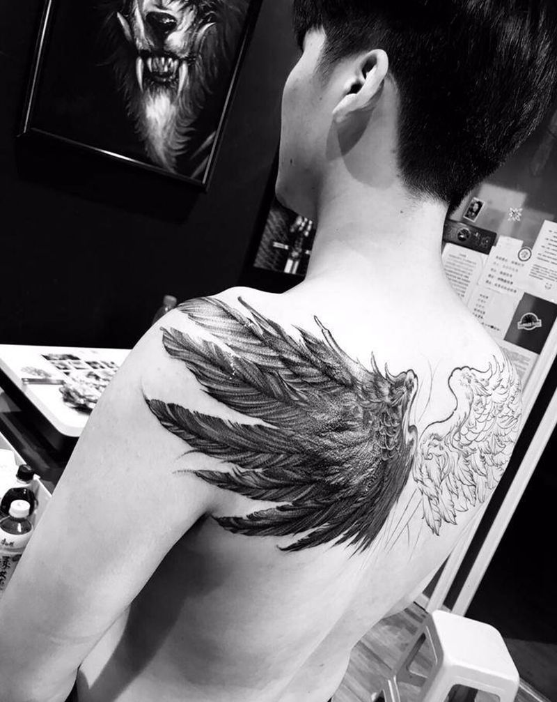 翅膀纹身图片_背部点刺纹身图案