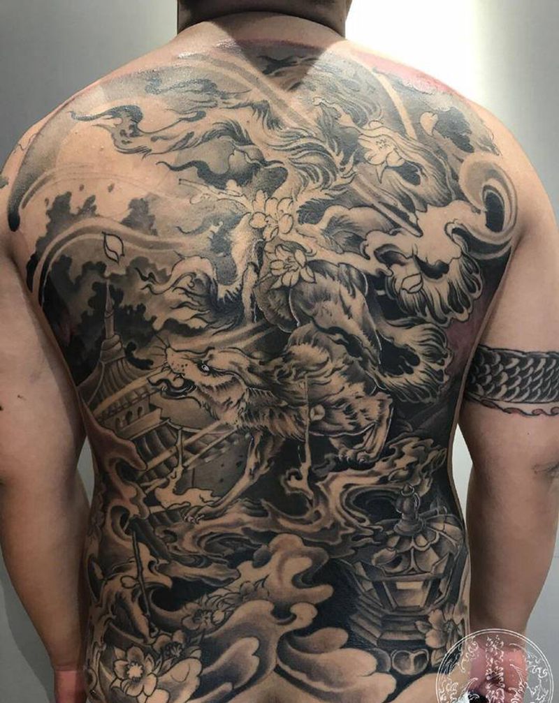 九尾狐纹身图片_背部纹身图案