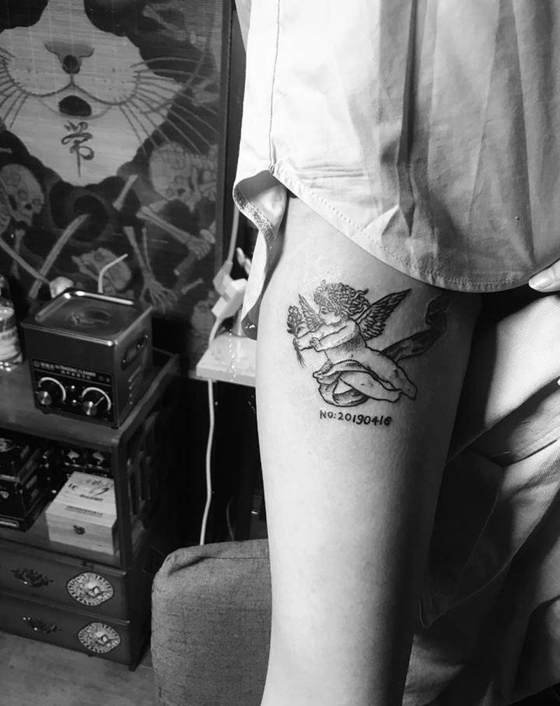 腿腿纹身图片_臀部纹身图案