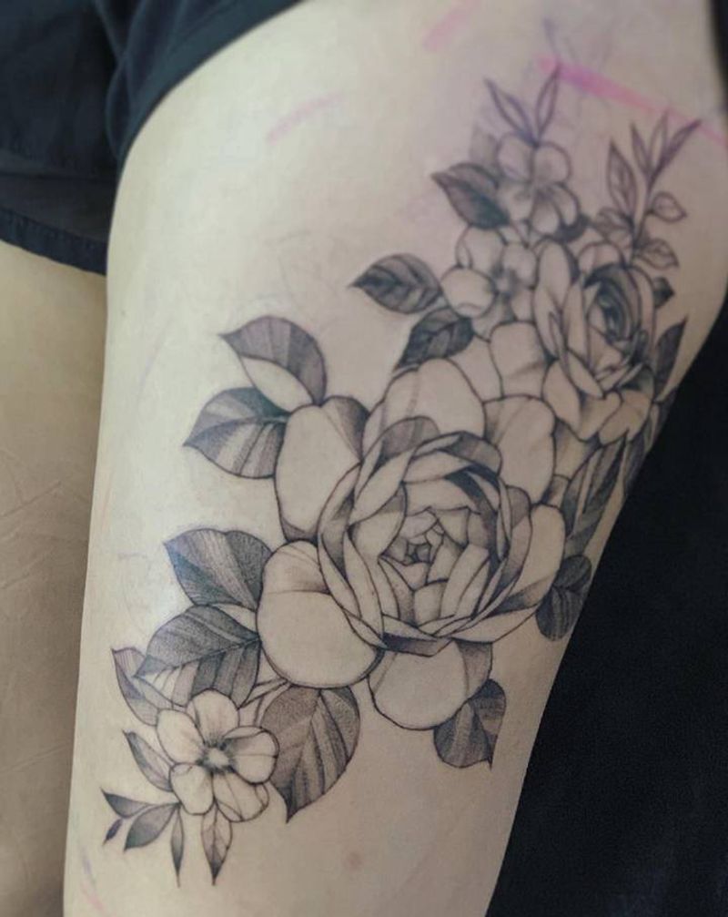 大腿素花纹身图片_腿部点刺素花纹身图案