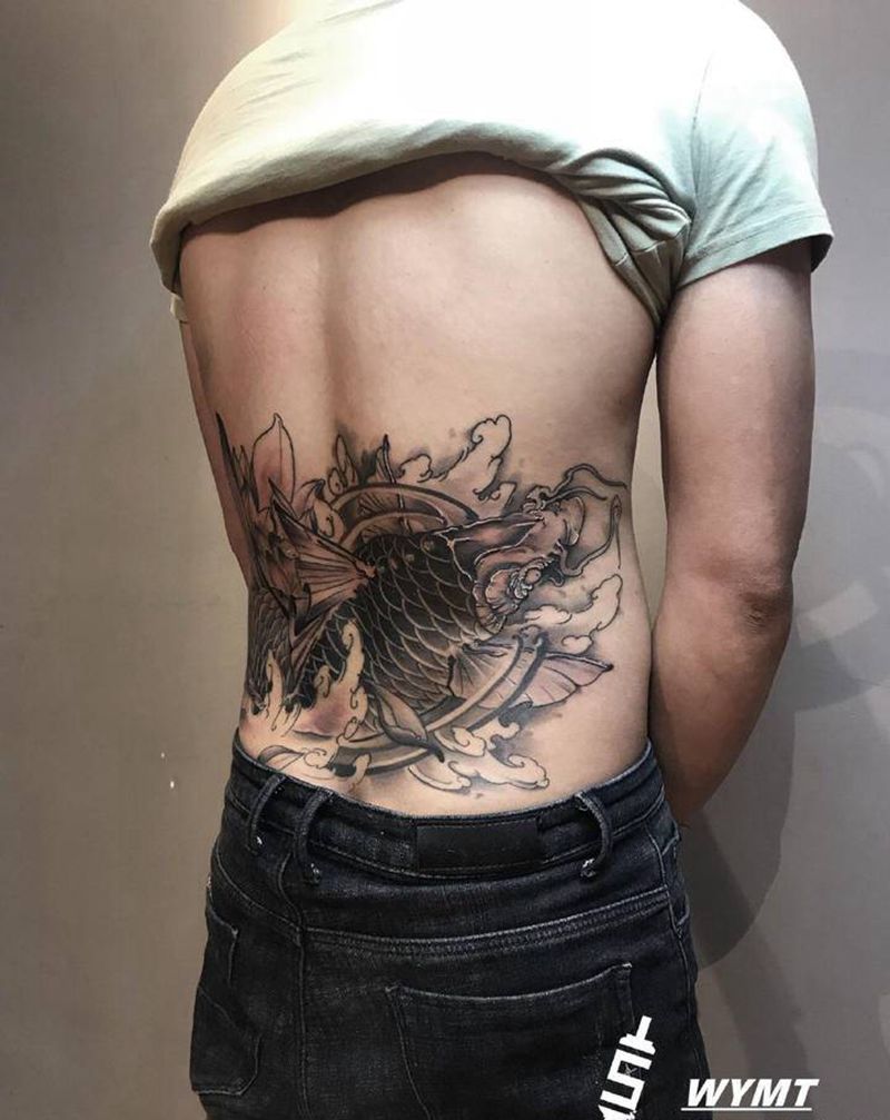 大鲤鱼纹身图片_腰部纹身图案