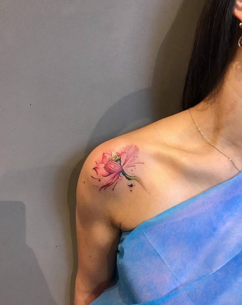 荷花纹身图片_肩部纹身图案