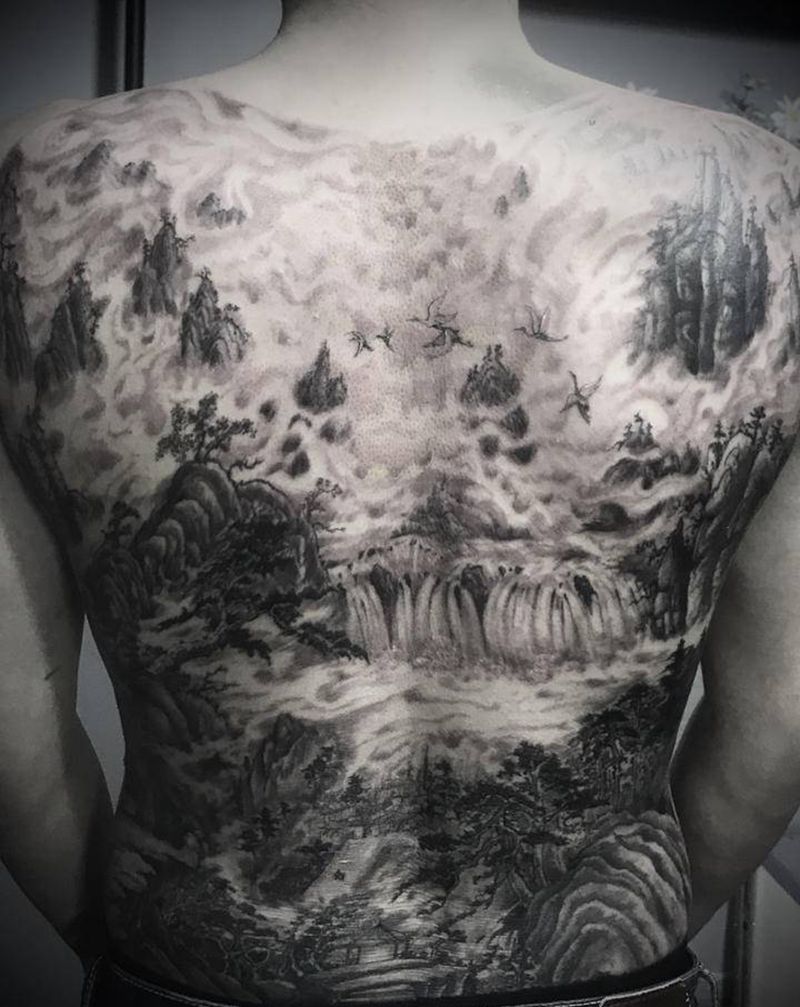 中国山水画——背有靠山纹身图片_背部水墨纹身图案