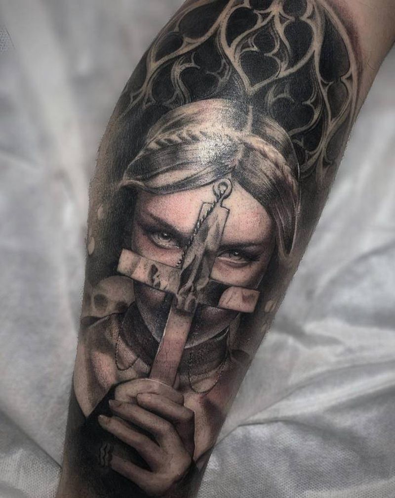 暗黑萝莉拿十字架纹身图片_腿部欧美写实纹身图案