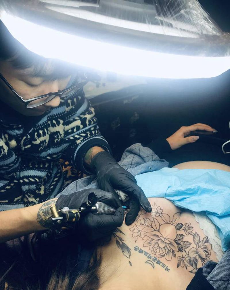 店内师傅 今日作业纹身图片_胸部纹身图案