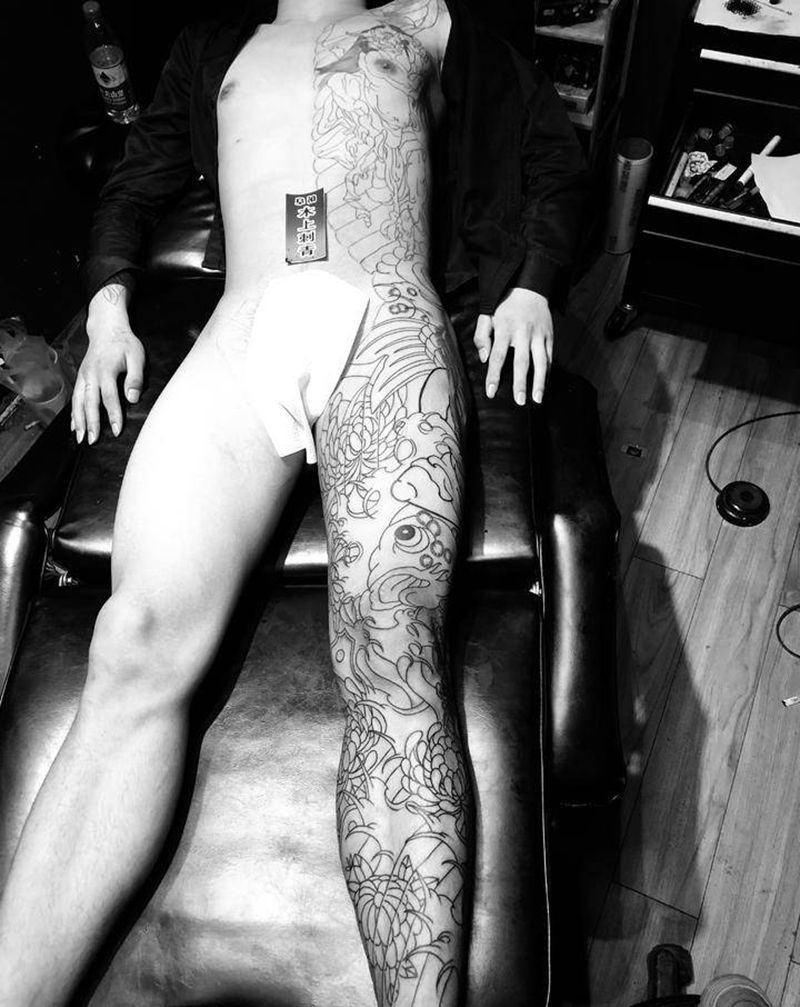 开衫加花腿纹身图片_老传统纹身图案