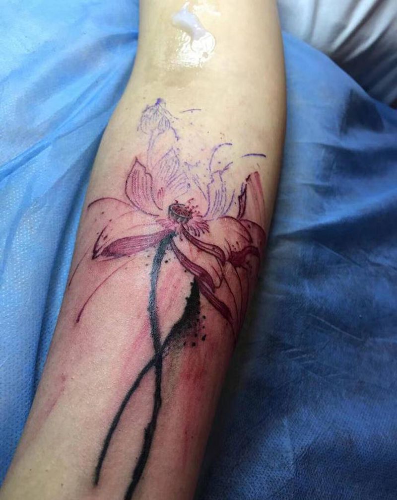 荷花纹身图片_手臂纹身图案