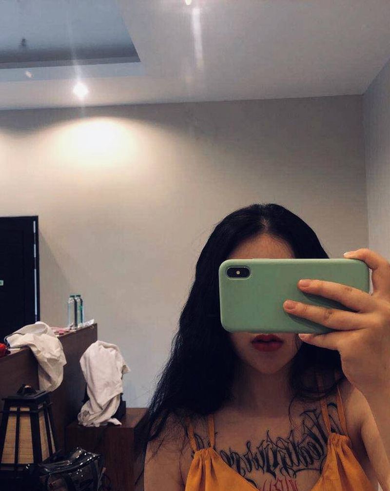 花胸小姐姐买家秀纹身图片_胸部花体字纹身图案